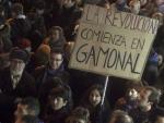 Un grupo de manifestantes sostienen una pancarta que reza &quot;La revoluci&oacute;n comienza en Gamonal&quot; durante una de las m&uacute;ltiples protestas ante el Ayuntamiento de Burgos, que accedi&oacute; finalmente a paralizar las obras de la calle Vitoria.