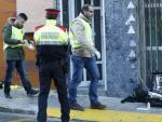 Los Mossos d'Esquadra investigan un apu&ntilde;alamiento en la calle Verge dels Dolors, en el centro de Gav&agrave; (Barcelona).