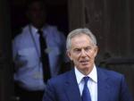 El ex primer ministro brit&aacute;nico Tony Blair sale del edificio judicial del Royal Courts Of Justice.