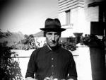 Retrato de William Burroughs con su c&aacute;mara. El autor de la foto es desconocido