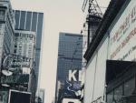 Una de las pocas fotos en color &mdash;el centro de Manhattan&mdash; de William Burroughs en la exposici&oacute;n Taking Shots
