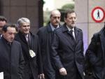 El presidente del Gobierno espa&ntilde;ol, Mariano Rajoy , el director del Gabinete de Presidencia del Gobierno, Jorge Moragas (dcha), y otros miembros de la delegaci&oacute;n espa&ntilde;ola, en Bruselas (B&eacute;lgica).