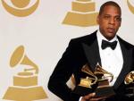 El cantante Jay-Z, posando con varios galardones en la 55 edici&oacute;n de los Premios Grammy en Los &Aacute;ngeles.