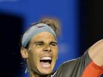 El tenista espa&ntilde;ol Rafael Nadal celebra la victoria ante el suizo Roger Federer tras el partido de semifinales del Abierto de Australia de tenis que les enfrent&oacute; en Melbourne (Australia). Nadal se impuso a Federer por 7-6(4), 6-3 y 6-3) y se enfrentar&aacute; en la final del domingo al tambi&eacute;n suizo Stanislas Wawrinka.