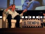 El director de cine argentino Juan Jos&eacute; Campanella (derecha) conversa con el director del peri&oacute;dico colombiano El Tiempo, Rafael Pombo (izquierda), durante un coloquio del Hay Festival.