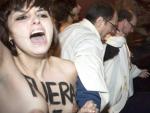 Momento en el que las activistas de Femen abordan con el torso desnudo al presidente de la Conferencia Episcopal Espa&ntilde;ola, Antonio Mar&iacute;a Rouco.
