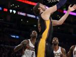 El jugador de los Lakers Pau Gasol (centro) salta para encestar durante el partido de la NBA.
