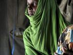 Una mujer con su beb&eacute; enfermo en brazos en la cl&iacute;nica en Mogadiscio, Somalia.