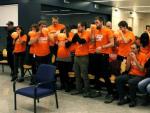 Los miembros de Segi juzgados en la Audiencia Nacional inflan globos naranjas en apoyo al detenido Luis Go&ntilde;i.