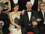 Natalia de Molina (actriz revelaci&oacute;n), Javier C&aacute;mara (mejor actor) y David Trueba (mejor director y guionista), en la foto de familia de los premiados al final de la gala de los Goya.