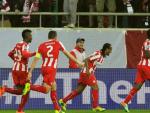 El jugador del Olympiacos Alejandro Dom&iacute;nguez (d) celebra un gol con sus compa&ntilde;eros ante el Manchester United.