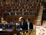 El presidente del Gobierno, Mariano Rajoy (d), durante su intervenci&oacute;n en la segunda jornada del debate.