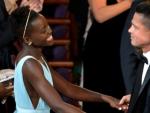 Lupita Nyong'o y Brad Pitt, felices tras el Oscar a la mejor pel&iacute;cula para '12 a&ntilde;os de esclavitud'.