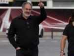 El central barcelonista Carles Puyol, acompa&ntilde;ado del director deportivo del club, Andoni Zubizarreta (i).