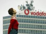 Estatua frente a un edificio de Vodafone.