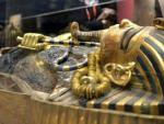 Dos visitantes observan el sarc&oacute;fago de Tutankamon en una exposici&oacute;n en Ginebra, Suiza.