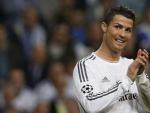 El delantero portugu&eacute;s del Real Madrid Cristiano Ronaldo (d) durante el partido frente al Schalke 04 de vuelta de los octavos de final de Liga de Campeones.