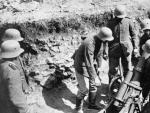 Soldados alemanes con un mortero en la trinchera.