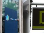Combo de im&aacute;genes de una sucursal de Novagalicia Banco (izquierda), y de un logo de Bankia (derecha).