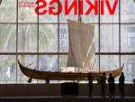 Reproducci&oacute;n a escala real de un barco vikingo funerario expuesta en las naves de las Drassanes Reials del Museu Mar&iacute;tim de Barcelona.