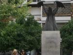 El centro de Granada acoge un monumento en honor a Jos&eacute; Antonio Primo de Rivera.