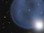Imagen de la nebulosa planetaria PN A66 33 facilitada por el Observatorio Europeo Austral (ESO) con una hermosa burbuja azul se ha creado durante el proceso de envejecimiento de una estrella.