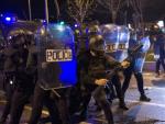 Varios polic&iacute;as antidisturbios en las inmediaciones de la plaza de Col&oacute;n de Madrid.