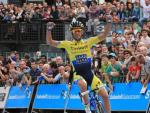 Alberto Contador celebra su victoria en la primera etapa de la Vuelta al Pa&iacute;s Vasco 2014 en una Ordizia llena de p&uacute;blico.