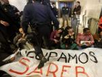 Un grupo de activistas antidesahucios de la Plataforma de Afectados por la Hipoteca protesta en la sede del 'banco malo' (Sareb) en Madrid.