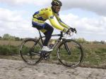Alberto Contador inspecciona uno de los tramos empedrados que afrontar&aacute; el Tour de Francia en 2014.