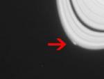 Una perturbaci&oacute;n en el filo de los anillos de Saturno, captada por la sonda Cassini, que podr&iacute;a tratarse de una nueva luna a punto de nacer.