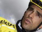 Alberto Contador, fotografiado durante su inspecci&oacute;n de unos tramos empedrados que se afrontar&aacute;n en una etapa del Tour 2014.