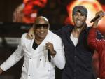 El d&uacute;o cubano Descemer Bueno y Gente de Zona interpreta una canci&oacute;n con Enrique Iglesias (centro), en los Premios Latinos Billboard en Miami.