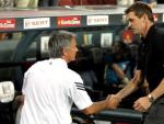 Tito Vilanova y Jose Mourinho se saludan antes del 'cl&aacute;sico' de la Supercopa.
