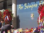 El Camp Nou, plagado de flores en homenaje a la memoria de Tito Vilanova.