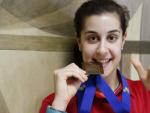 La jugadora de b&aacute;dminton Carolina Mar&iacute;n, campeona europea y primera medallista espa&ntilde;ola de este deporte, posa con su presea de oro en Madrid.