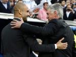 Carlo Ancelotti y Pep Guardiola se saludan antes del Real Madrid - Bayern.