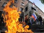 Activistas prorrusos queman s&iacute;mbolos ucranianos en Donetsk.