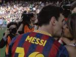 El delantero argentino del Bar&ccedil;a, Leo Messi, besa a su mujer Antonella antes del partido ante el Getafe.