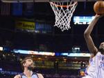 Kevin Durant lanza a canasta ante la oposici&oacute;n de Marc Gasol en el s&eacute;ptimo partido de los playoffs de la NBA entre Memphis Grizzlies y Oklahoma City Thunder.