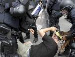 Los Mossos d'Esquadra, el pasado viernes, durante el desalojo de la plaza de Catalu&ntilde;a.