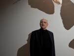 El arquitecto Frank Gehry y algunas de sus l&aacute;mparas dise&ntilde;adas en forma de pez.
