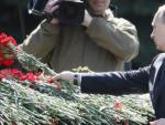 El presidente ruso, Vlad&iacute;mir Putin, participa este jueves en una ofrenda floral para rendir homenaje a los ca&iacute;dos durante la Sengunda Guerra Mundial, en el Mosc&uacute; (Rusia).
