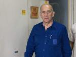 El ex primer ministro israel&iacute; Ehud Olmert (izq), a su llegada al Tribunal del Distrito de Tel Aviv.