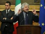 El l&iacute;der del Movimiento 5 Estrellas (M5S), Beppe Grillo (c), ofrece una rueda de prensa despu&eacute;s de su encuentro con Matteo Renzi.