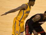 LeBron James (d) de los Heat de Miami disputa el bal&oacute;n con Paul George (i) de los Pacers de Indiana.