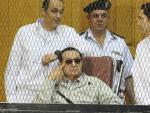 El ex presidente egipcio, Hosni Mubarak (sentado), y sus dos hijos, Gamal Mubarak (izda) y Alaa.