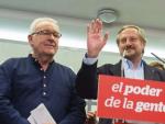 Willy Meyer, cabeza de lista de IU a las elecciones europeas, y Cayo Lara, coordinador general de IU, saludan a los militantes tras conocer los resultados