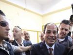 El exjefe del Ej&eacute;rcito y candidato a la presidencia egipcio Abdelfatah al Sisi (c) deposita su voto en un colegio electoral de El Cairo (Egipto).