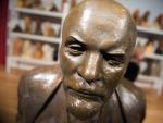 Escultura de bronce de Lenin en la exposici&oacute;n El mito del amado l&iacute;der